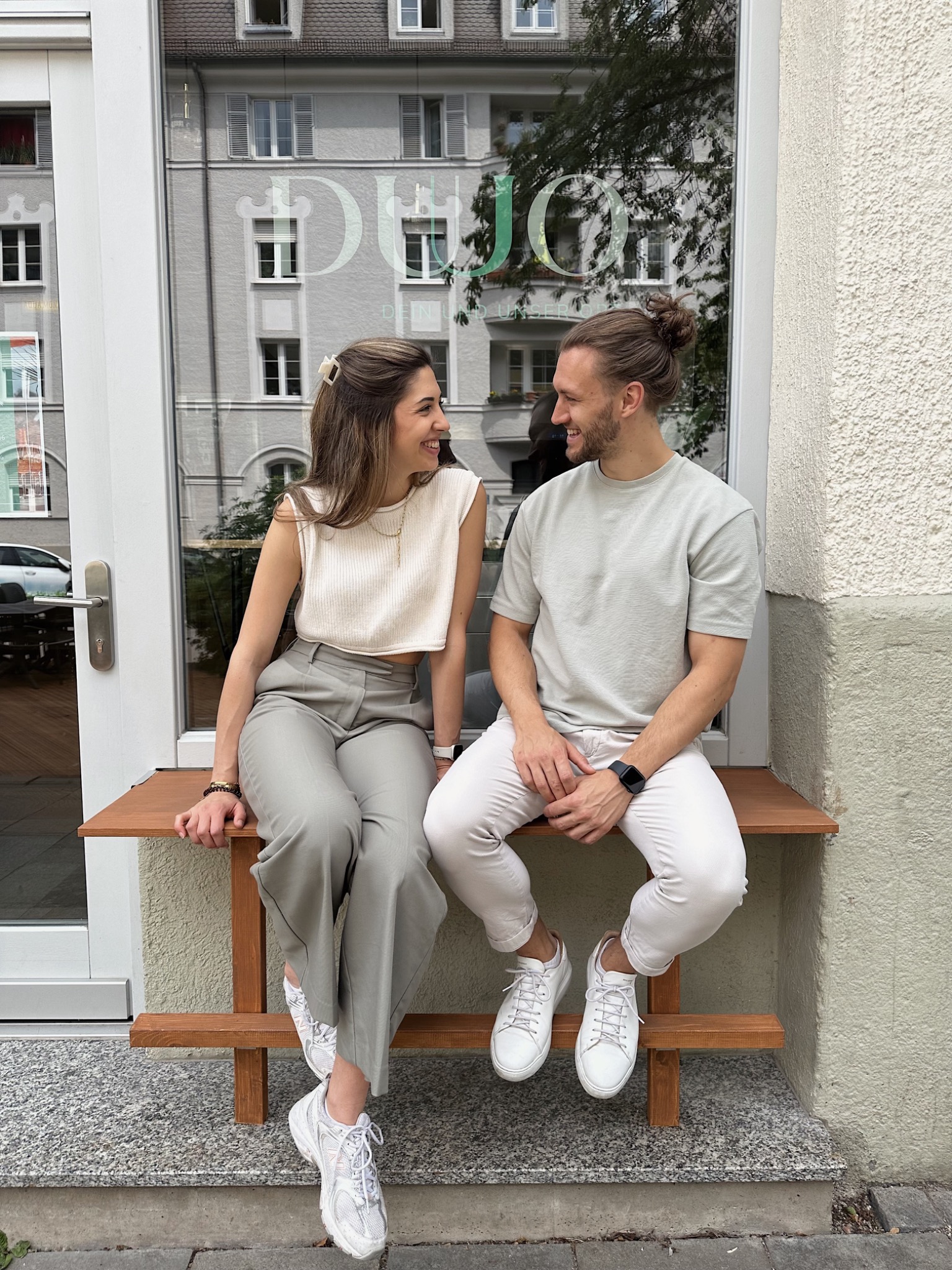 Jil Richter und Simon Marschalek vor dem Café DUUO in München
